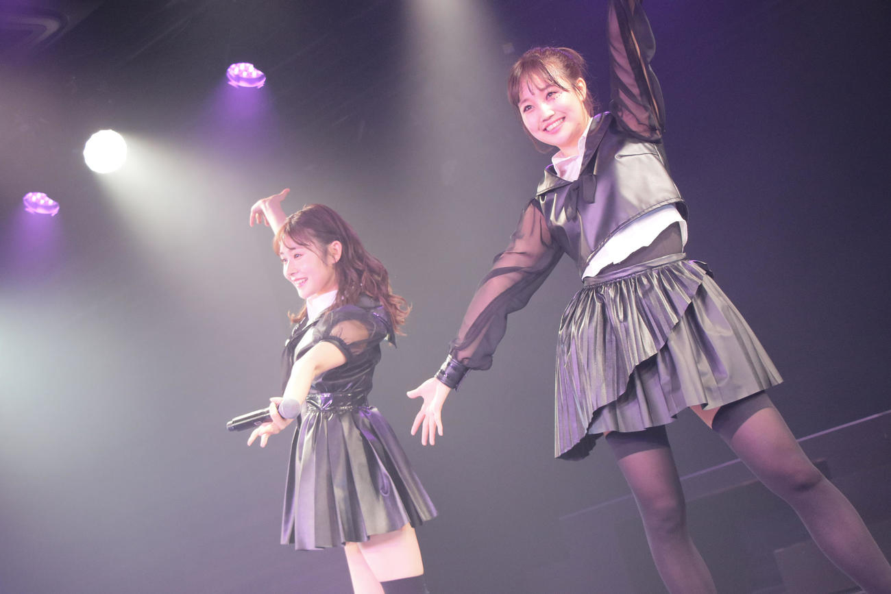 「みなのえ」公演でパフォーマンスするNGT48加藤美南（左）と山田野絵