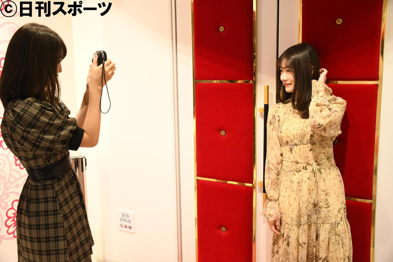お互いをチェキで撮影し合う山田野絵（左）と加藤美南