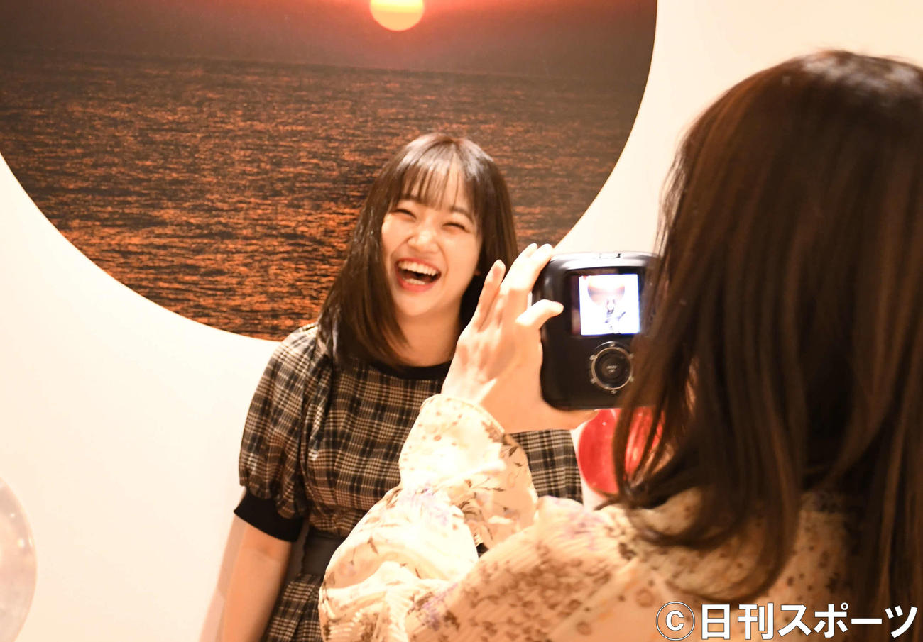お互いをチェキで撮影し合う山田野絵（左）と加藤美南
