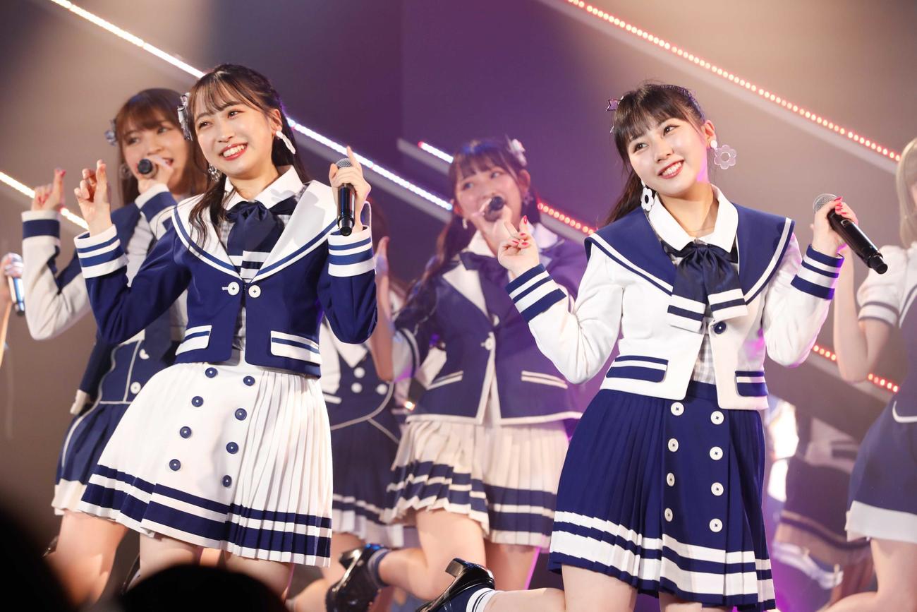 新専用劇場「西日本シティ銀行HKT48劇場」で記念公演を行った田中美久（右）らHKT48