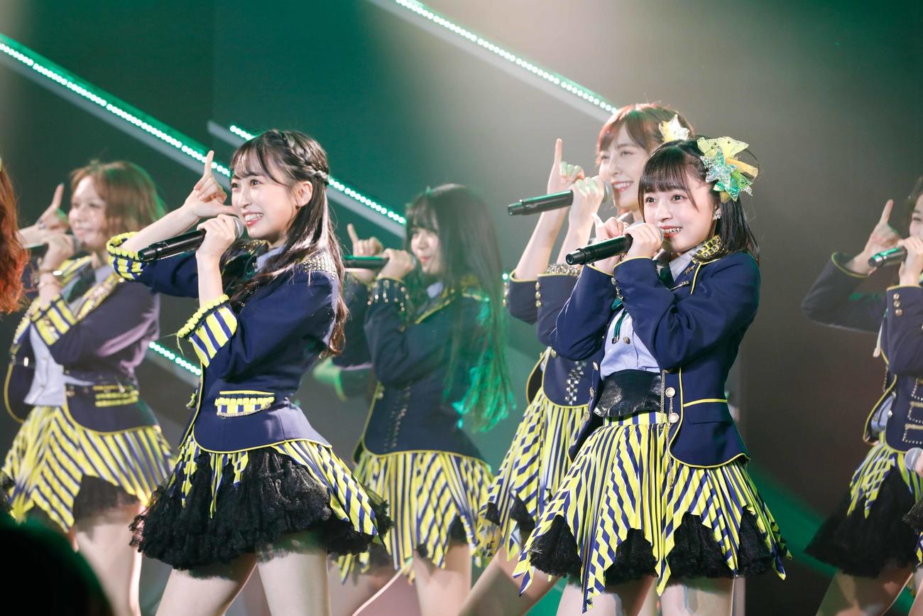 新専用劇場「西日本シティ銀行HKT48劇場」で記念公演を行ったHKT48