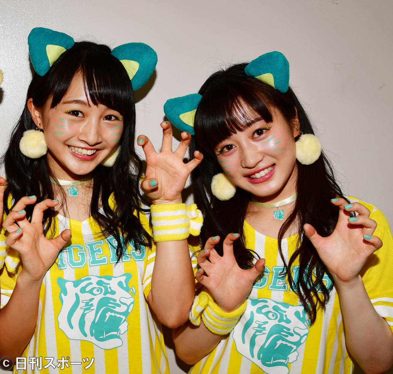 NMB48山本彩加（左）、川上千尋（2017年5月27日撮影）