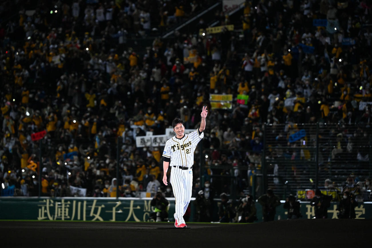 引退セレモニーに笑顔で登場した阪神藤川（撮影・山崎安昭）