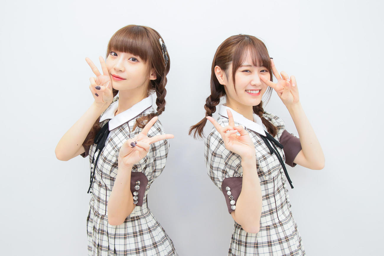 おなじみの「西荻」コンビで公演を行っている荻野由佳（左）と西潟茉莉奈