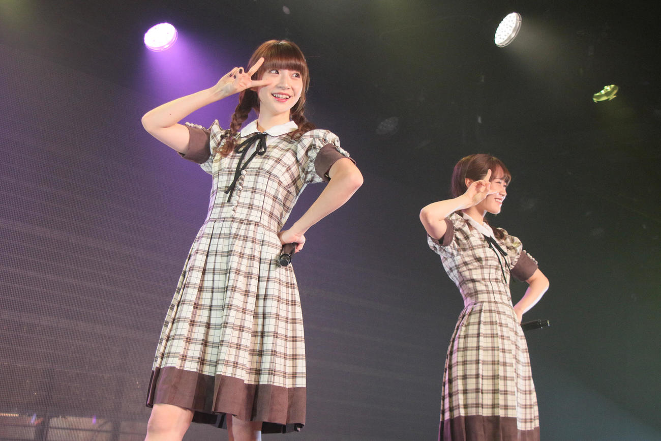 「西荻公演」でかわいらしい振り付けも披露した荻野由佳（左）と西潟茉莉奈