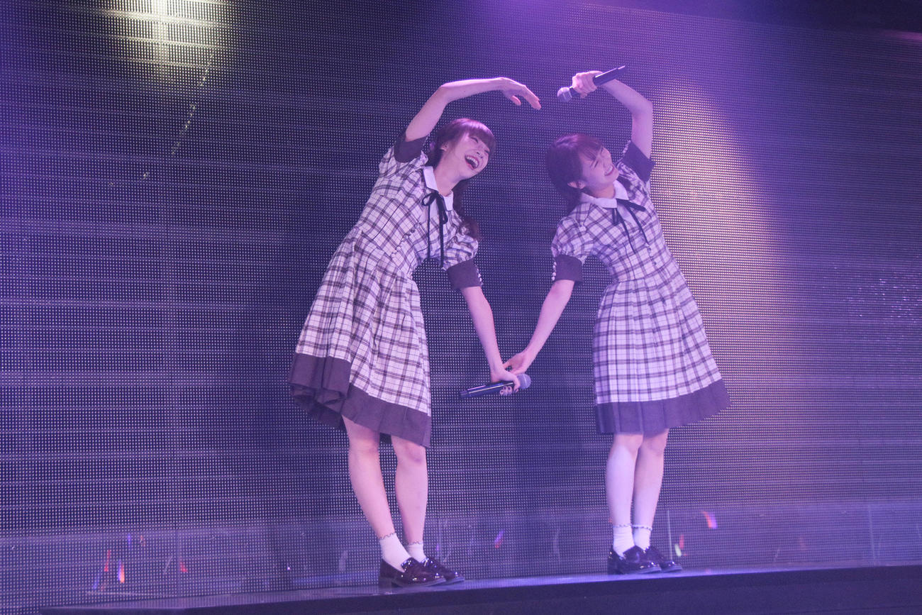 「西荻公演」でかわいらしい振り付けも披露する荻野由佳（左）と西潟茉莉奈