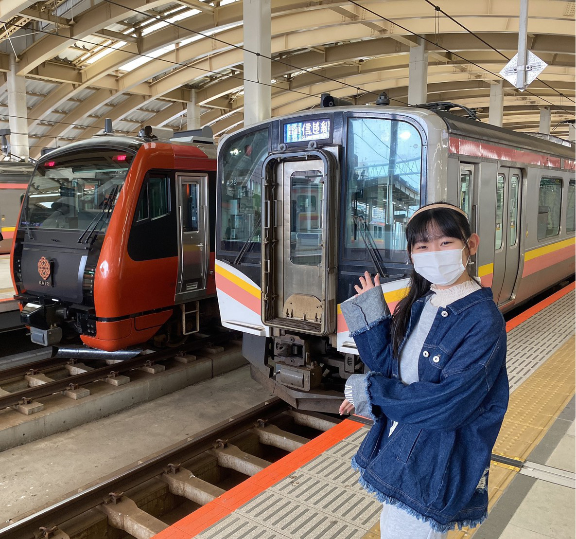 新潟駅で「海里」（左）、E129系と一緒に記念撮影