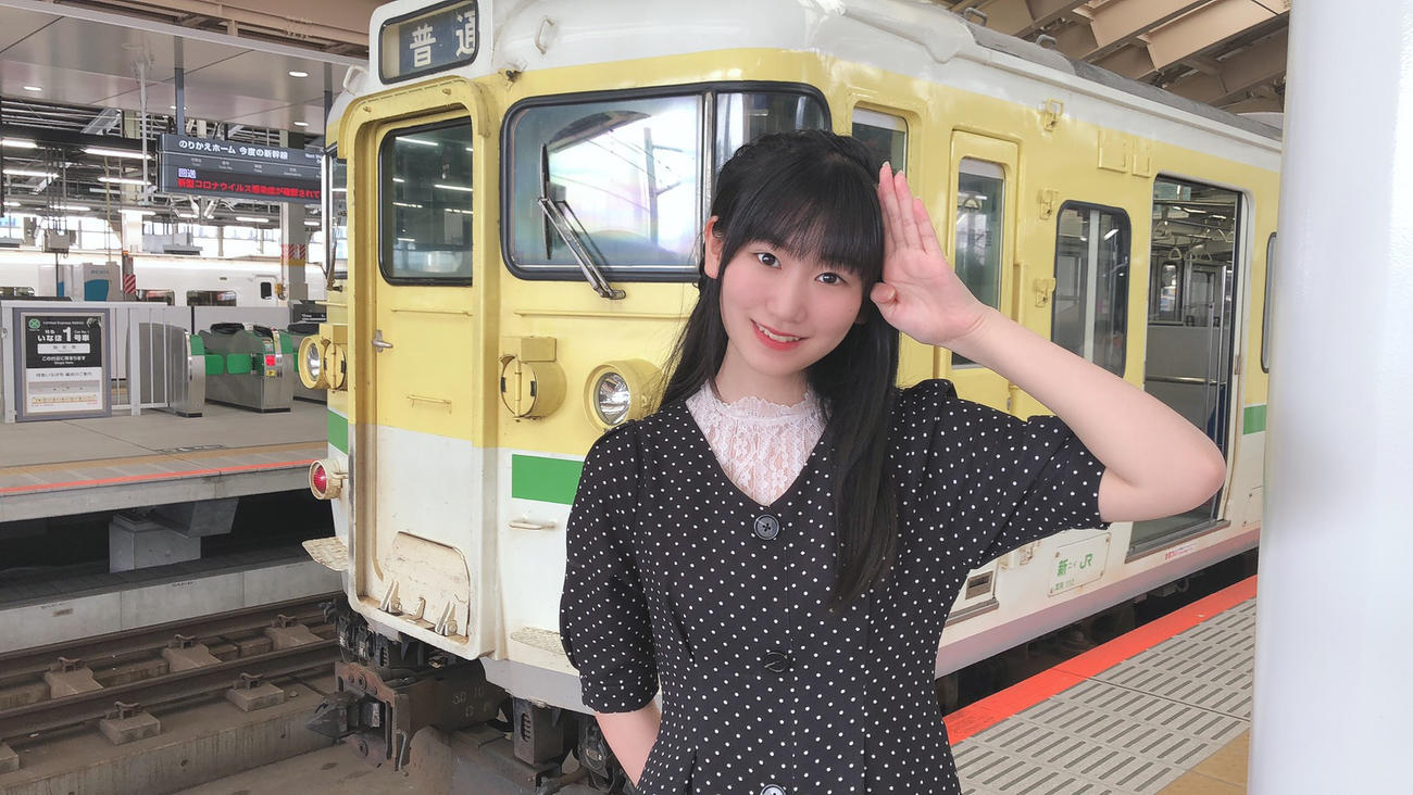 新潟駅で115系の弥彦色の電車と写真に納まるNGT48佐藤海里