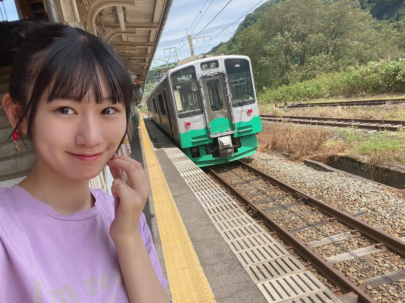 妙高高原駅で、えちごトキめき鉄道の「妙高はねうまライン」ET127系と写真に納まるNGT48佐藤海里