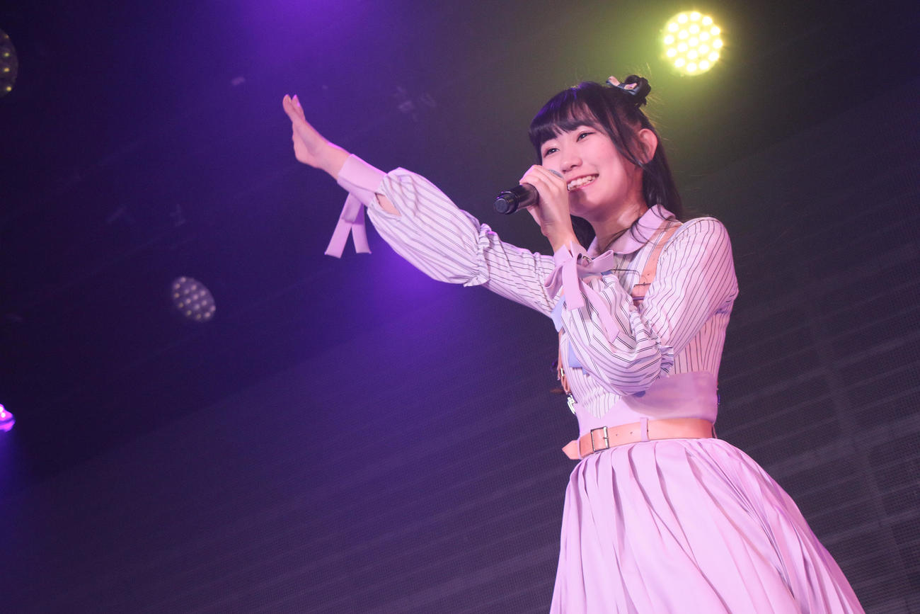 公演で熱唱する佐藤海里（C）Flora