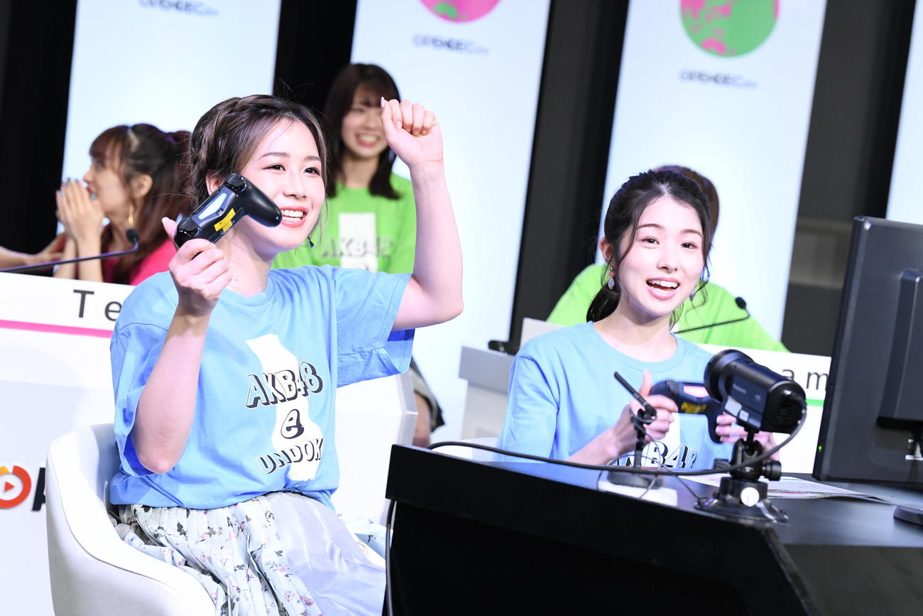 「AKB48　e運動会～離れて強くなったもの、は本物。～」でガッツポーズする大家志津香（左）と岩立沙穂（C）AKB48