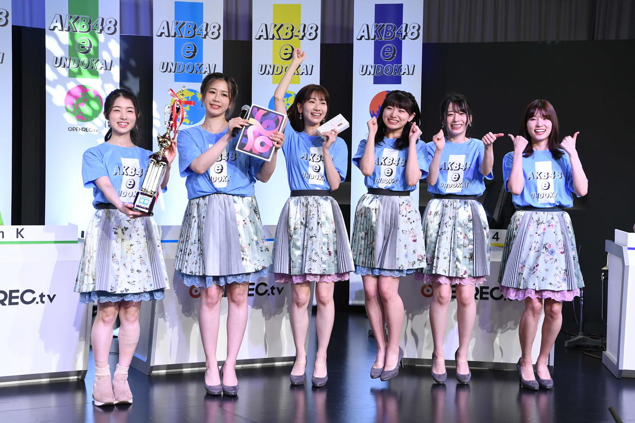 「AKB48　e運動会～離れて強くなったもの、は本物。～」で優勝したチームB。左から岩立沙穂、大家志津香、柏木由紀、久保怜音、佐々木優佳里、谷口めぐ（C）AKB48