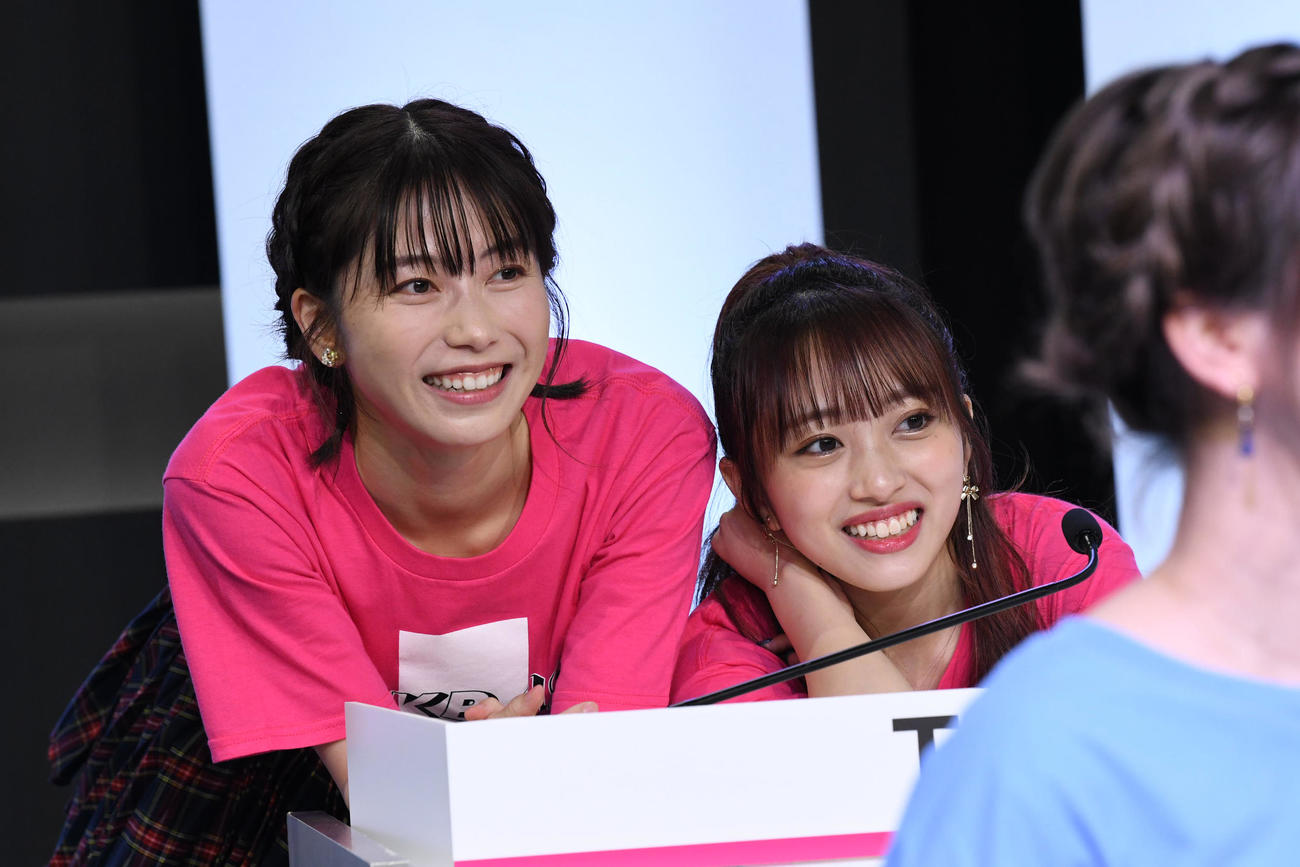 「AKB48　e運動会～離れて強くなったもの、は本物。～」で戦況を見守るチームAの横山由依（左）と向井地美音（C）AKB48