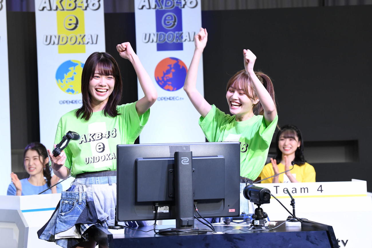 「AKB48　e運動会～離れて強くなったもの、は本物。～」で喜ぶ小田えりな（左）と込山榛香（C）AKB48