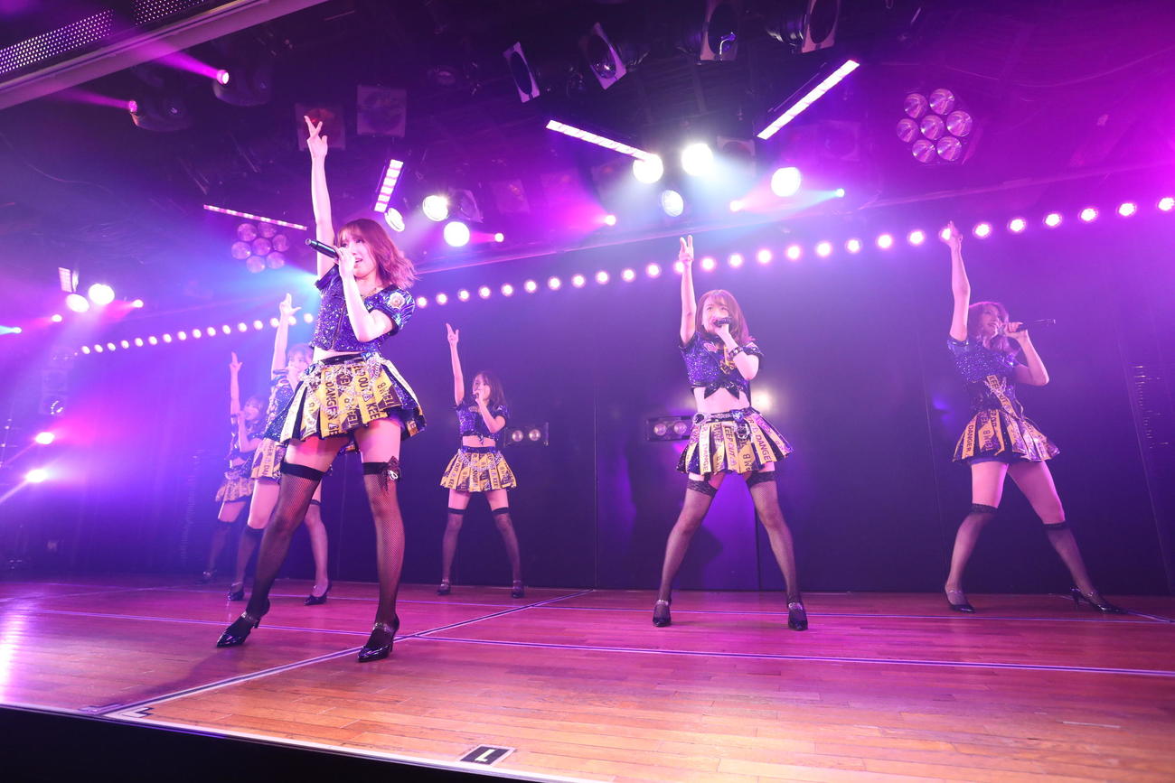 お披露目公演で大人な雰囲気を漂わせる公演を行った加藤玲奈らAKB48のユニット「SENSUALITY」（C）AKB48