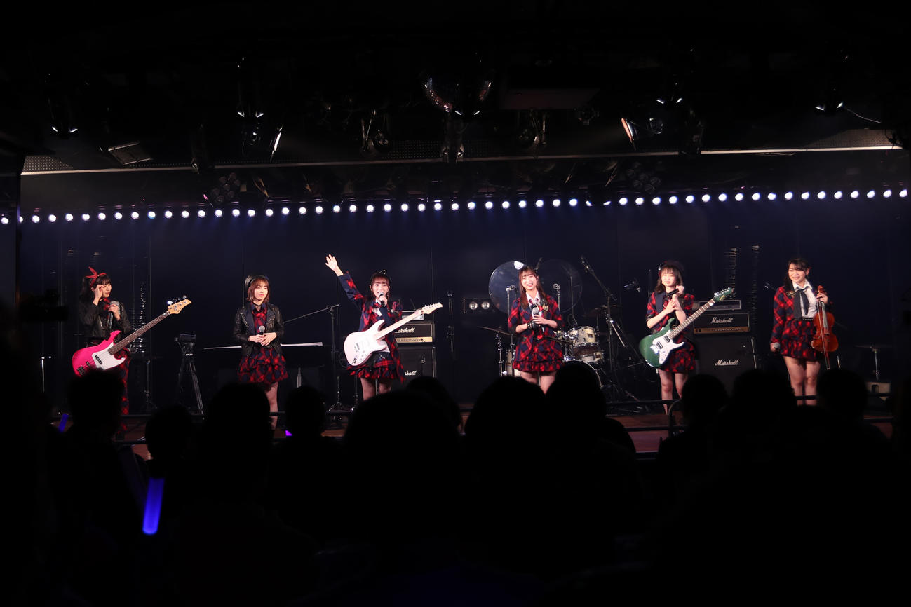 お披露目公演を行ったAKB48のバンドユニット「Lacet」。左から行天優莉奈、高橋彩音、向井地美音、吉橋柚花、齋藤陽菜、高岡薫（C）AKB48