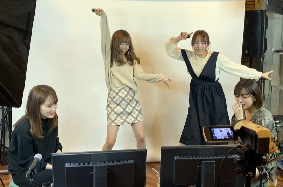 配信番組の第1回には中井りか（左から2人目）もゲスト出演