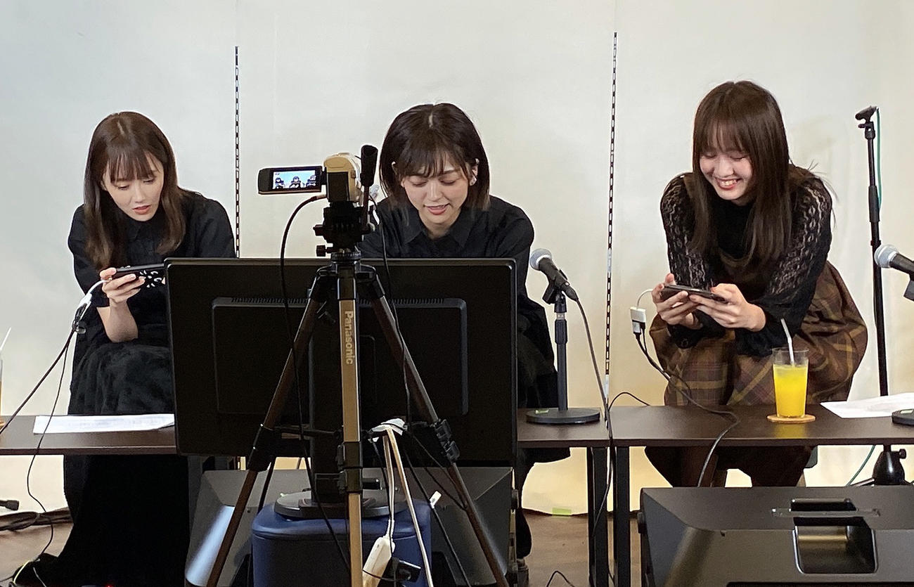 番組でゲームに興じる、左から西潟茉莉奈、中村歩加、西村菜那子