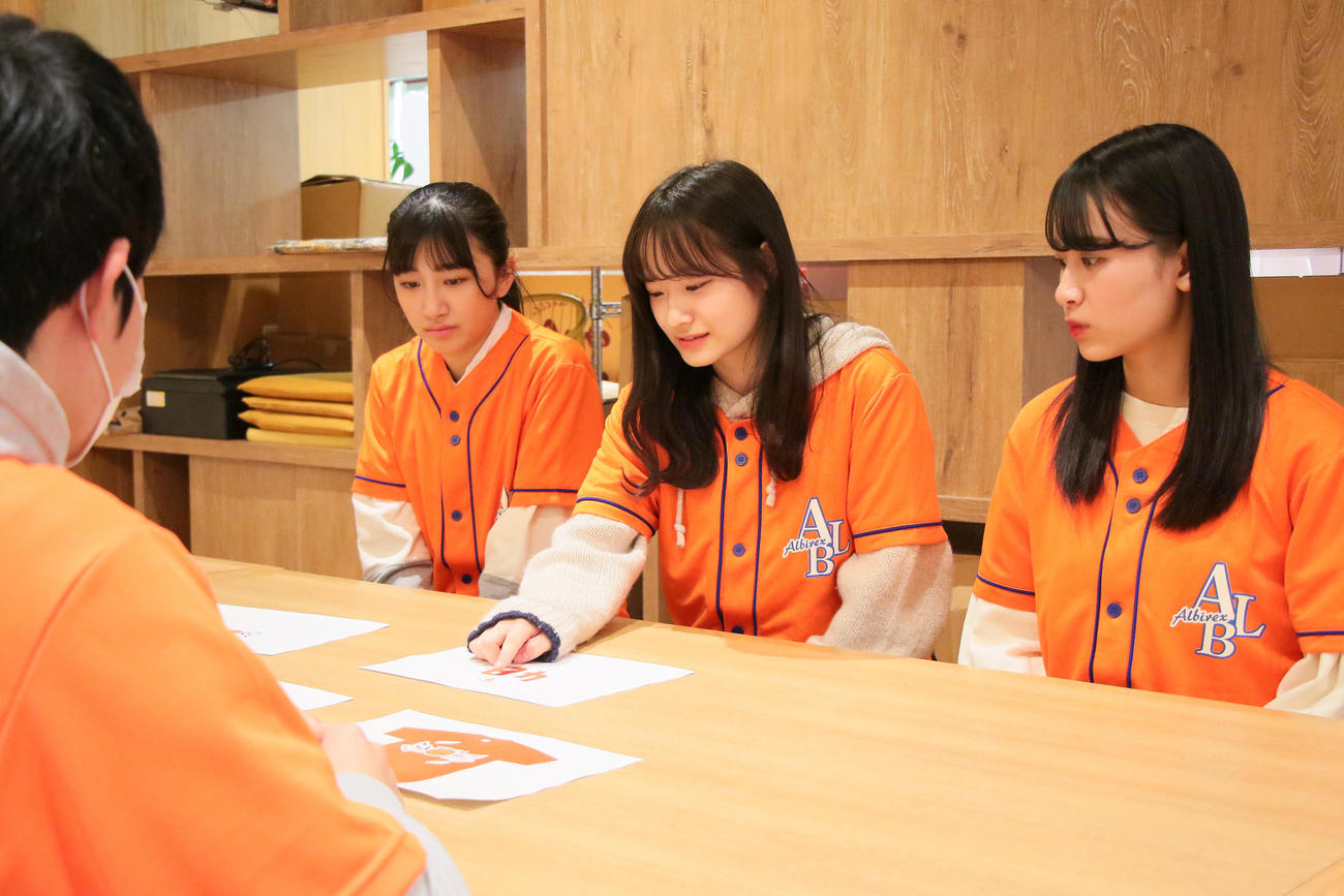 新潟アルビレックスBBとのコラボ企画の打ち合わせを行う、左から小見山沙空、諸橋姫向、富永夢有（C）Flora