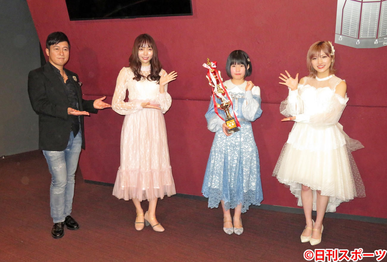 「第3回AKB48グループ歌唱力No.1決定戦」で優勝したSTU48池田裕楽（左から3人目）。左からゴスペラーズ黒沢薫、SKR48野島樺乃、1人おいてAKB48／STU48岡田奈々（撮影・横山慧）