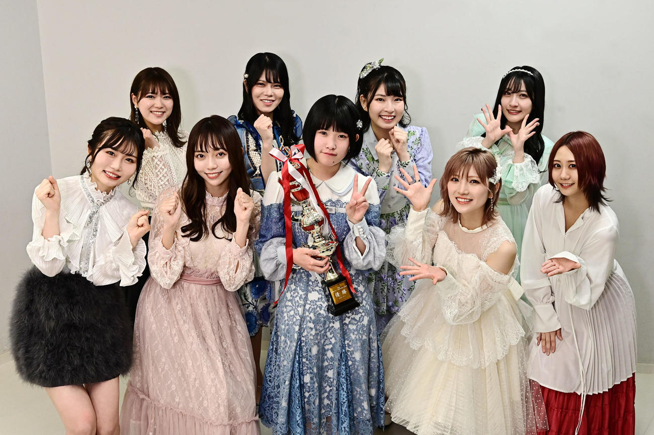 「第3回AKB48グループ歌唱力No．1決定戦」のファイナリスト。後列右から2人目がNGT48三村妃乃。前列左から秋吉優花、野島樺乃、池田裕楽、岡田奈々、古畑奈和、後列左から山内鈴蘭、矢野帆夏、1人おいて山崎亜美瑠