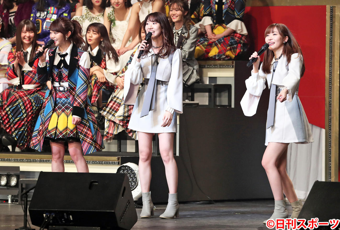  AKB48グループ楽曲総選挙「リクエストアワー　セットリストベスト100」　MCで会場を盛り上げる手前左から峯岸みなみ、AKB48／NGT48柏木由紀、HKT48指原莉乃（2019年1月18日撮影）