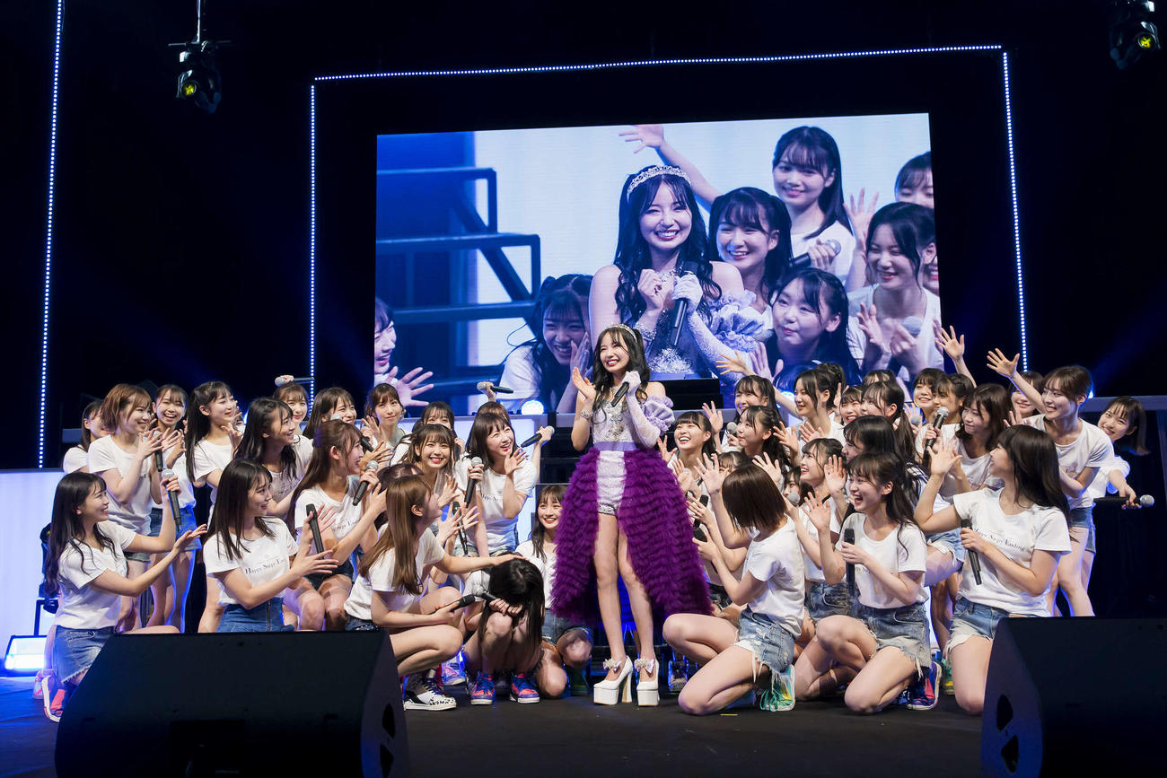 卒業コンサートを行ったNMB48村瀬紗英（中央）（C）NMB48