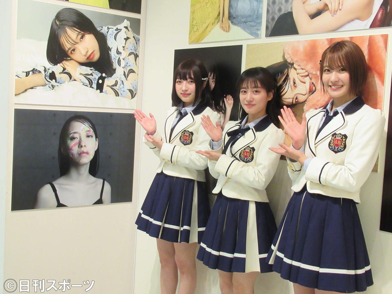 2020年11月12日、写真展「ゆきつんカメラinNMB48～眩しくすぎた日々、突然君の匂いがした～」で、石塚朱莉の写真をベストショットに選んだ東由樹（左）。右は小嶋花梨、中央は川上千尋