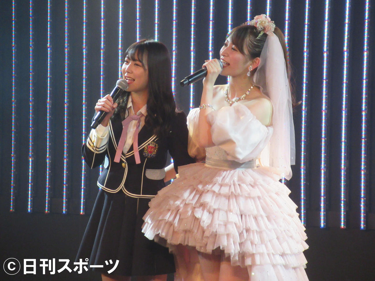 卒業公演を行った吉田朱里（右）と白間美瑠（撮影・星名希実）