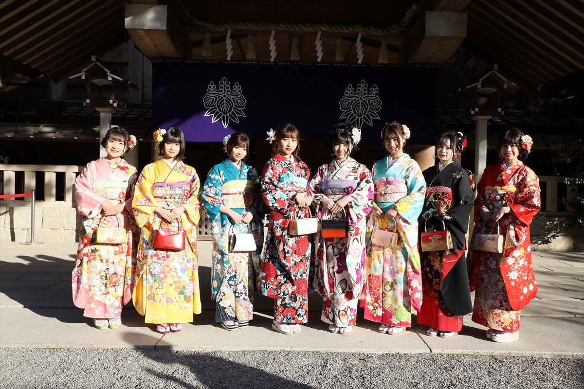 熱田神宮で成人式を行ったSKE48の新成人メンバー。左から池田楓、田辺美月、太田彩夏、青海ひな乃、北川愛乃、中野愛理、竹内ななみ、西井美桜