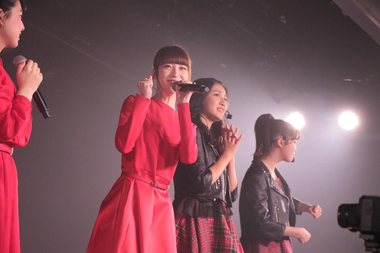 劇場5周年記念公演を行った荻野由佳（中央）らNGT48（C）Flora