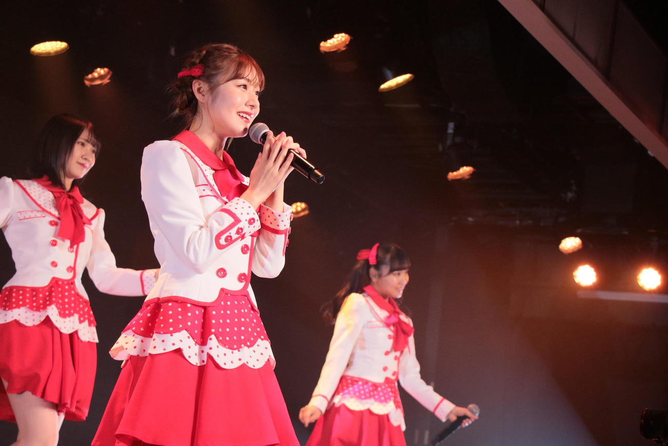 5周年記念公演を行った加藤美南（中央）らNGT48（C）Flora