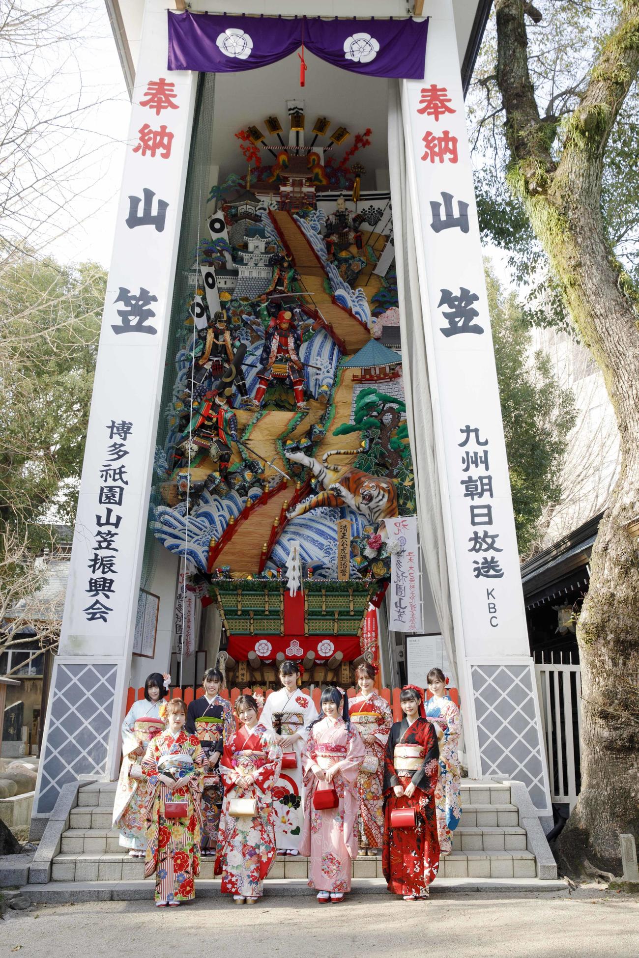 地元福岡の櫛田神社で成人式を行ったHKT48の、前列左から坂本愛玲菜、秋吉優花、荒巻美咲、石安伊、後列左から市村愛里、地頭江音々、松本日向、宮崎想乃、栗山梨奈(C)Mercury