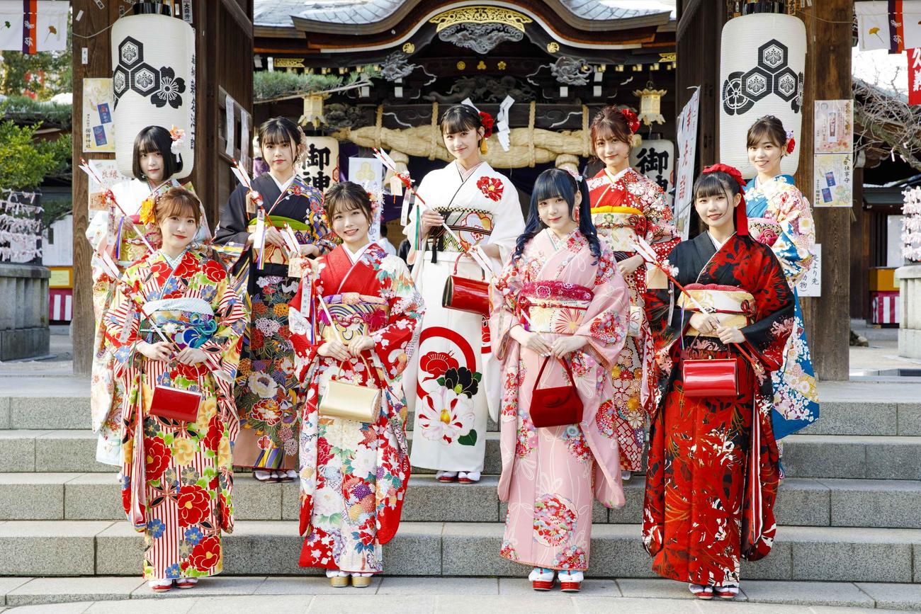 地元福岡の櫛田神社で成人式を行ったHKT48の、前列左から坂本愛玲菜、秋吉優花、荒巻美咲、石安伊、後列左から市村愛里、地頭江音々、松本日向、宮崎想乃、栗山梨奈(C)Mercury