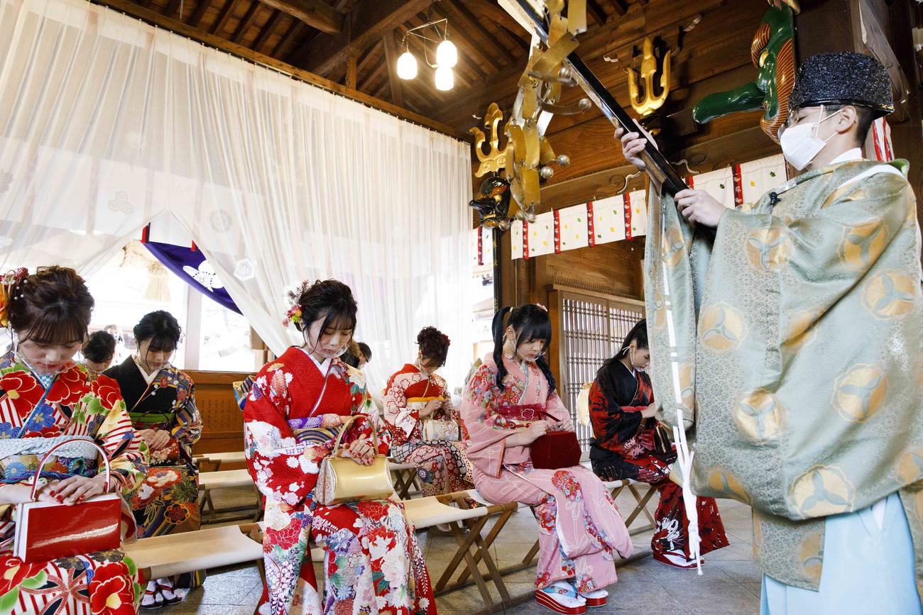 地元福岡の櫛田神社で成人式を行い祈祷（きとう）を受けるHKT48の新成人メンバー(C)Mercury