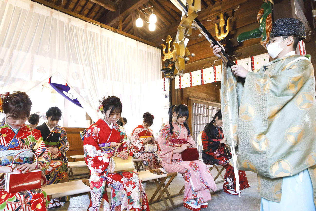地元福岡の櫛田神社で成人式を行うHKT48の新成人メンバー（C）Mercury
