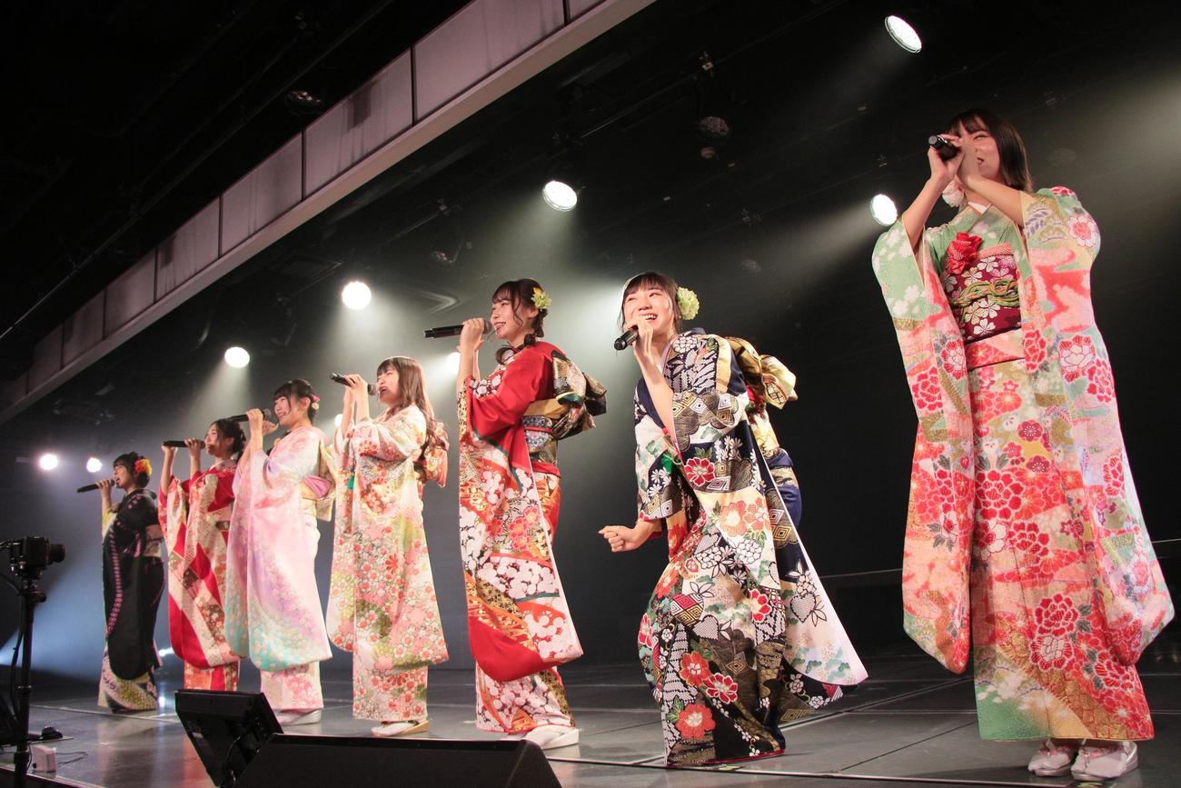 「新春・新成人公演」でファンに振り袖姿を披露したNGT48の新成人メンバー（C）Flora