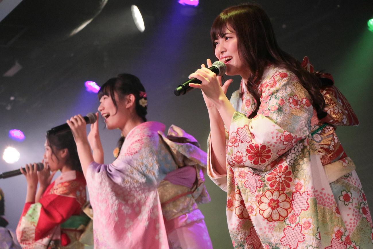 「新春・新成人公演」で振り袖姿でパフォーマンスする角ゆりあ（C）Flora