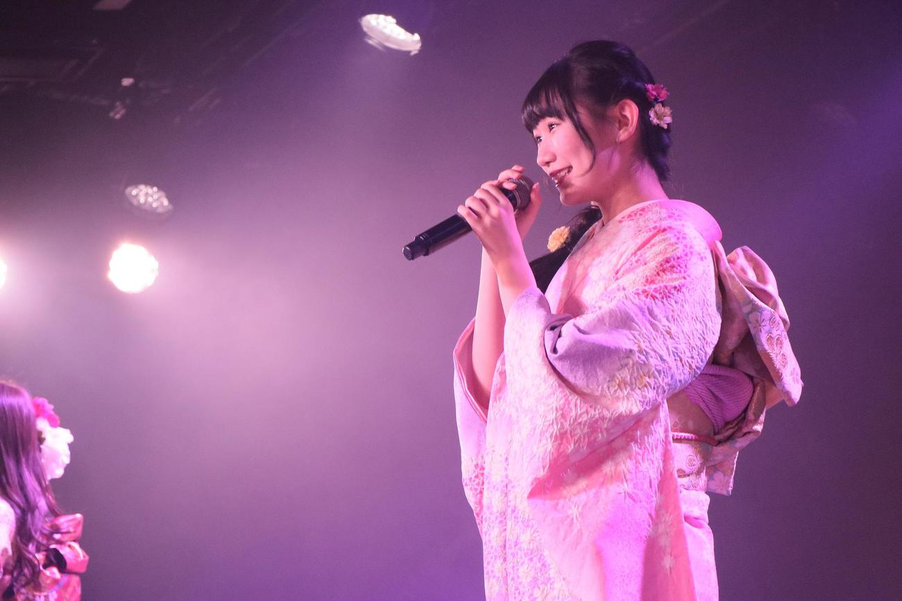 「新春・新成人公演」で振り袖姿でパフォーマンスする佐藤海里（C）Flora
