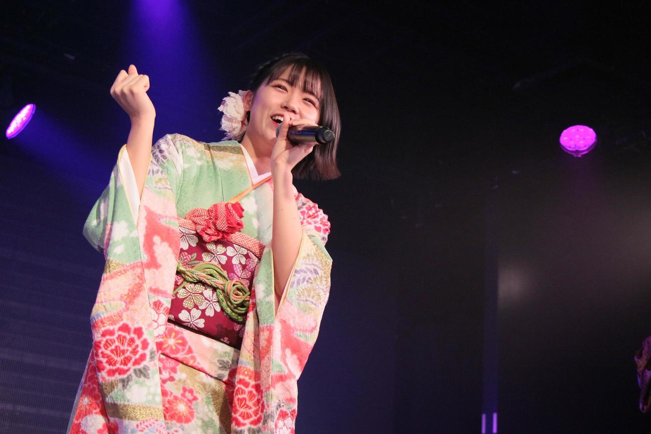 「新春・新成人公演」で振り袖姿でパフォーマンスする安藤千伽奈（C）Flora
