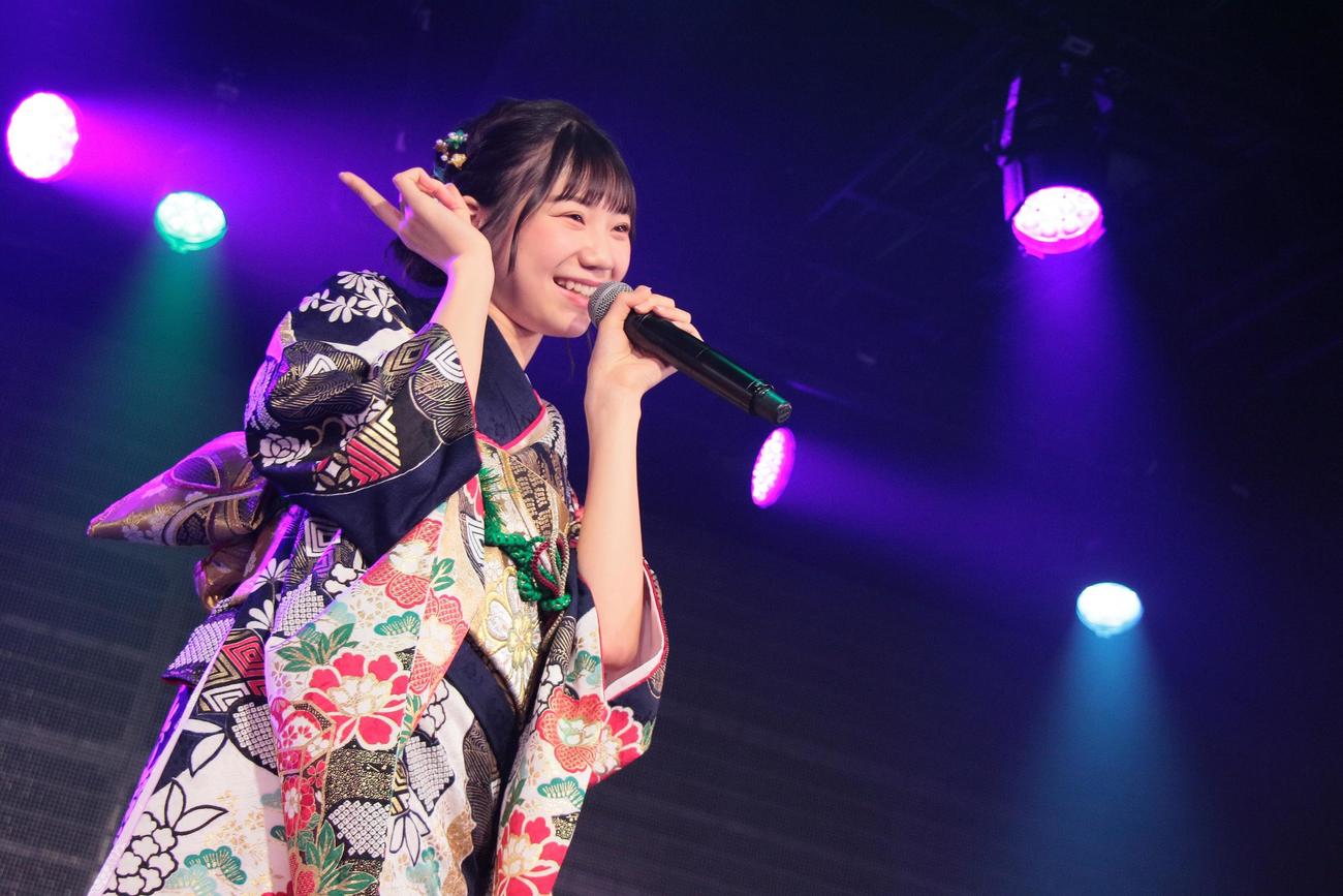 「新春・新成人公演」で振り袖姿でパフォーマンスする藤崎未夢（C）Flora