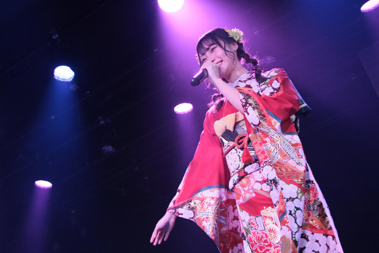 「新春・新成人公演」で振り袖姿でパフォーマンスする川越紗彩（C）Flora