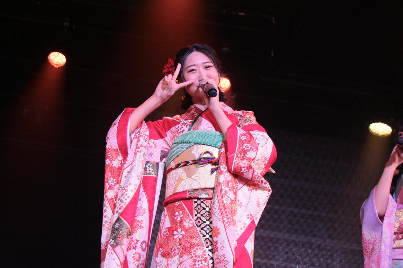 「新春・新成人公演」で振り袖姿でパフォーマンスする古澤愛（C）Flora