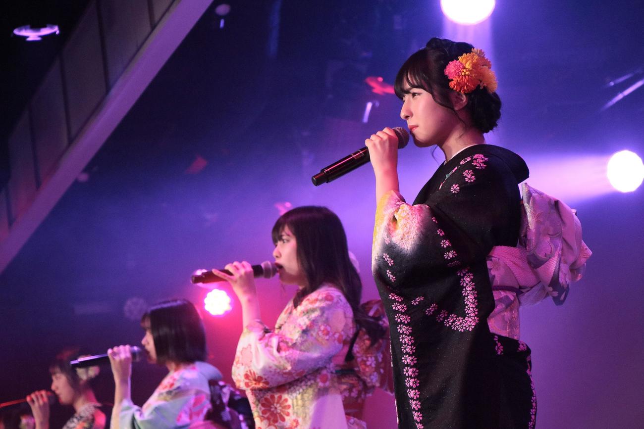 「新春・新成人公演」で振り袖姿でパフォーマンスする大塚七海（C）Flora
