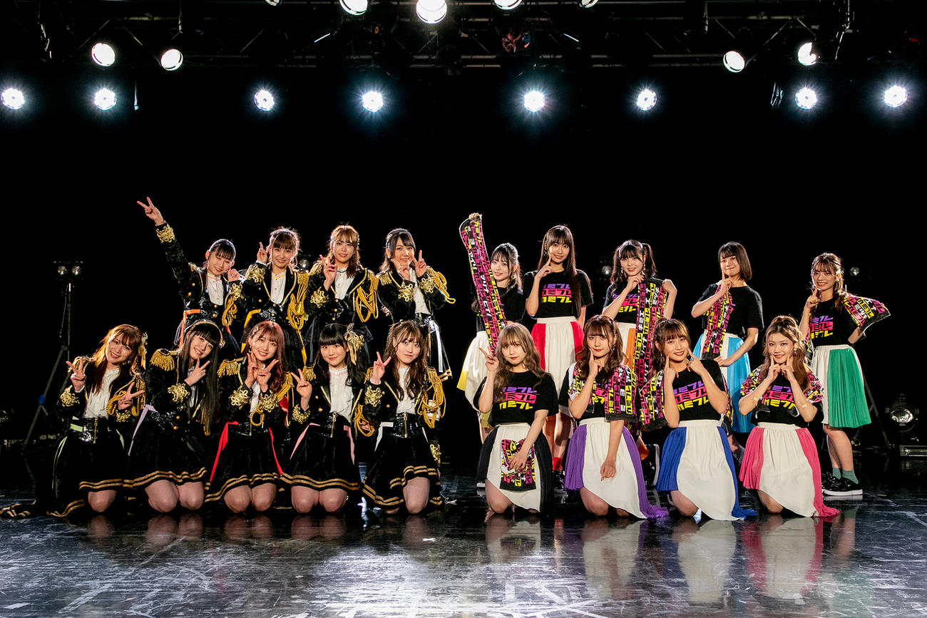 生配信ライブ「カミングフレーバーとツーマンしようぜ！vol．1」に出演したカミングフレーバーとSUPER★GiRLS（C）2021Zest,Inc.
