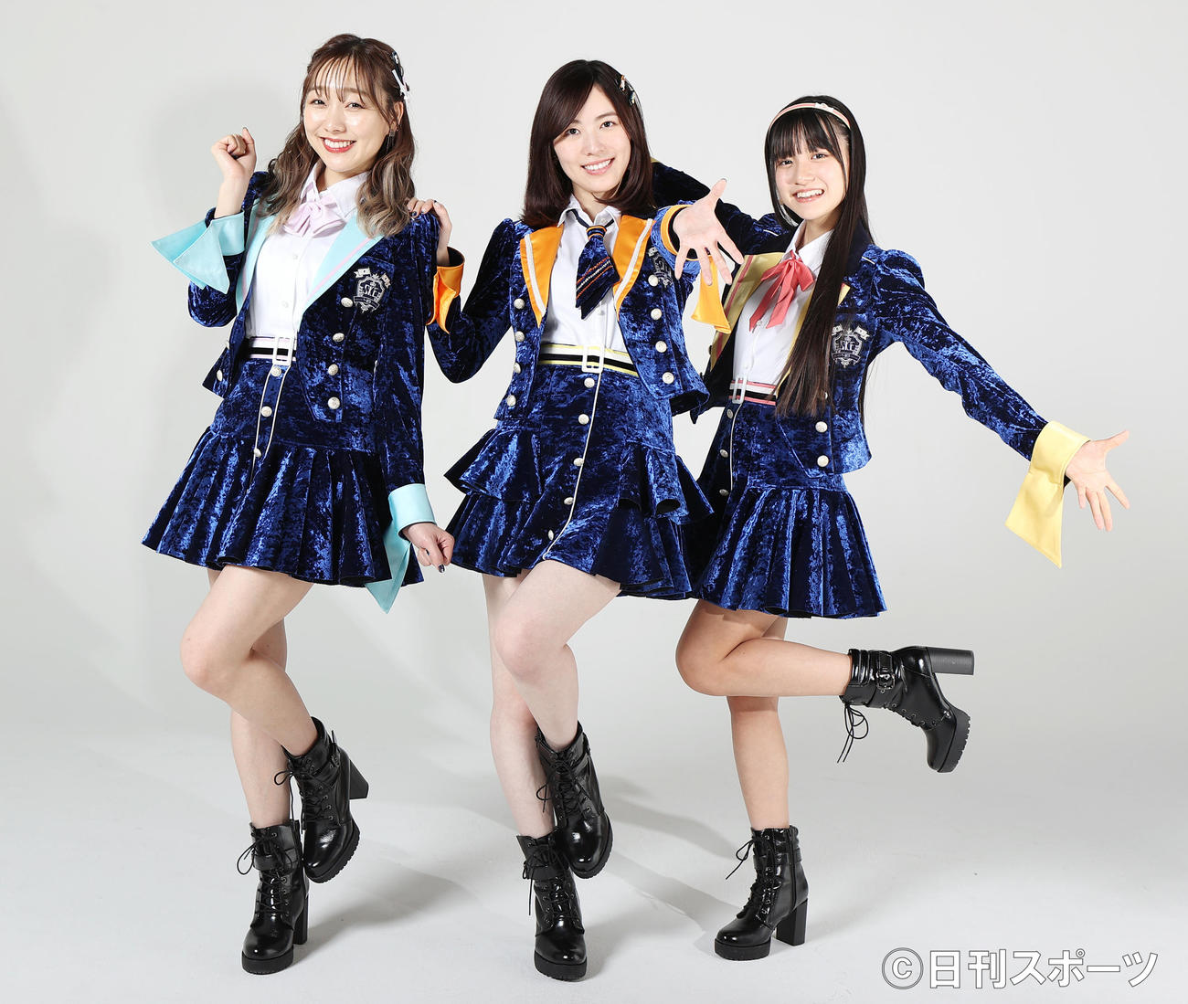 SKE48の松井珠理奈（中央）は、卒業記念シングル「恋落ちフラグ」をリリースし、須田亜香里（左）、林美澪（右）と笑顔でポーズを決める（撮影・浅見桂子）