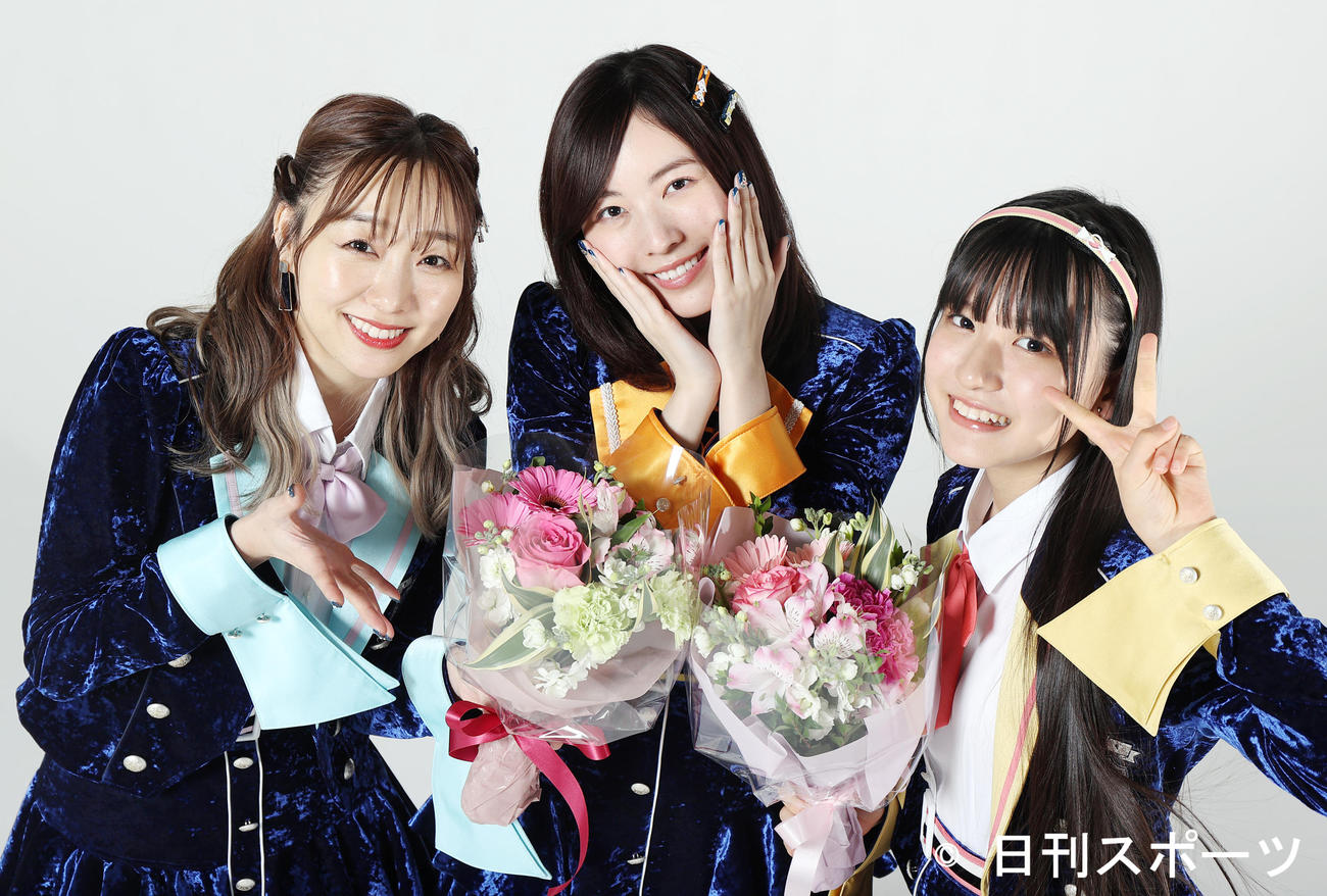卒業記念シングル「恋落ちフラグ」をリリースし、須田亜香里（左）、林美澪から花束を贈られて笑顔を見せるSKE48の松井珠理奈（中央）（撮影・浅見桂子）