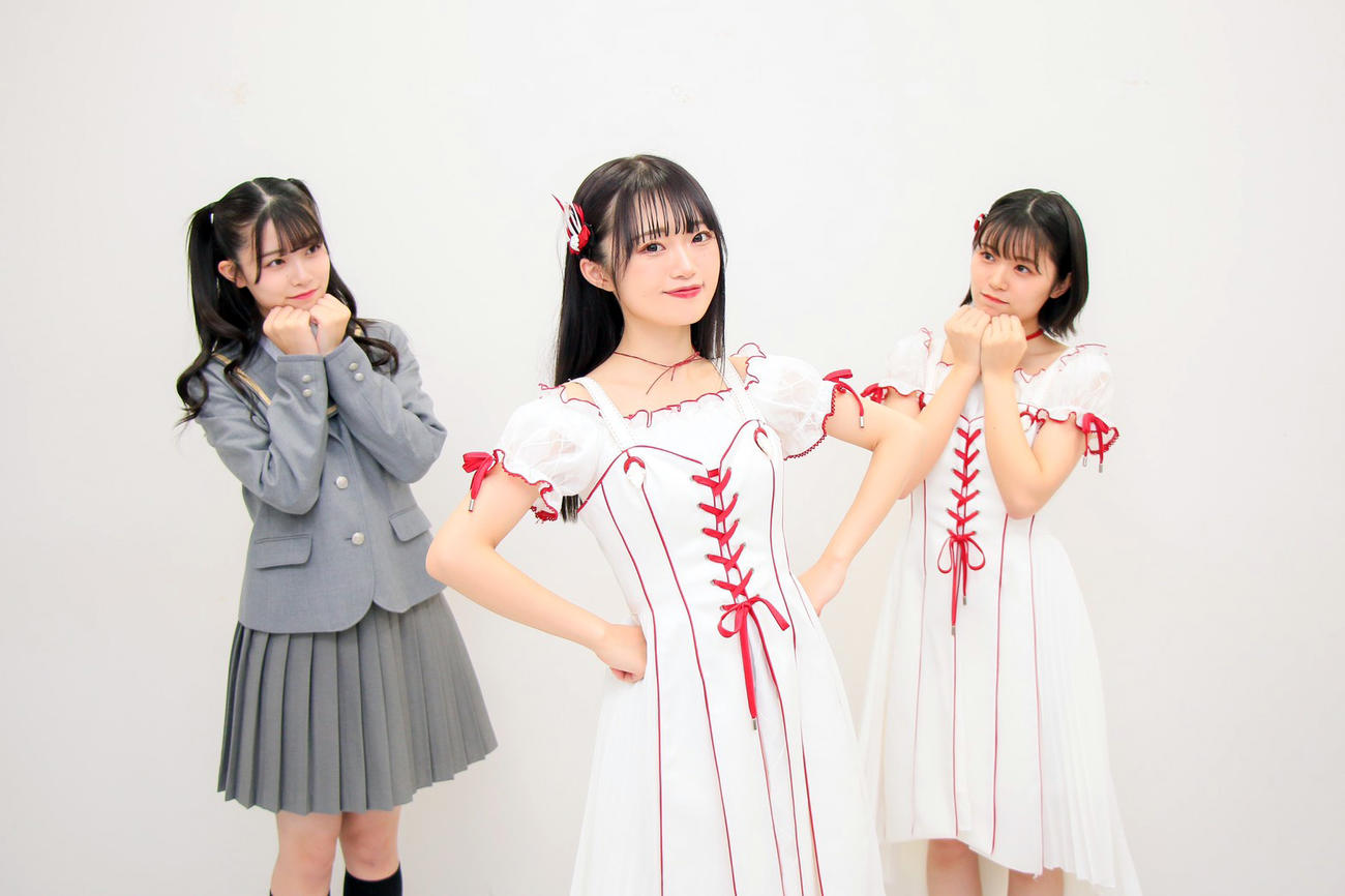 中井りか（中央）を慕う小越春花（左）と安藤千伽奈（c）Flora