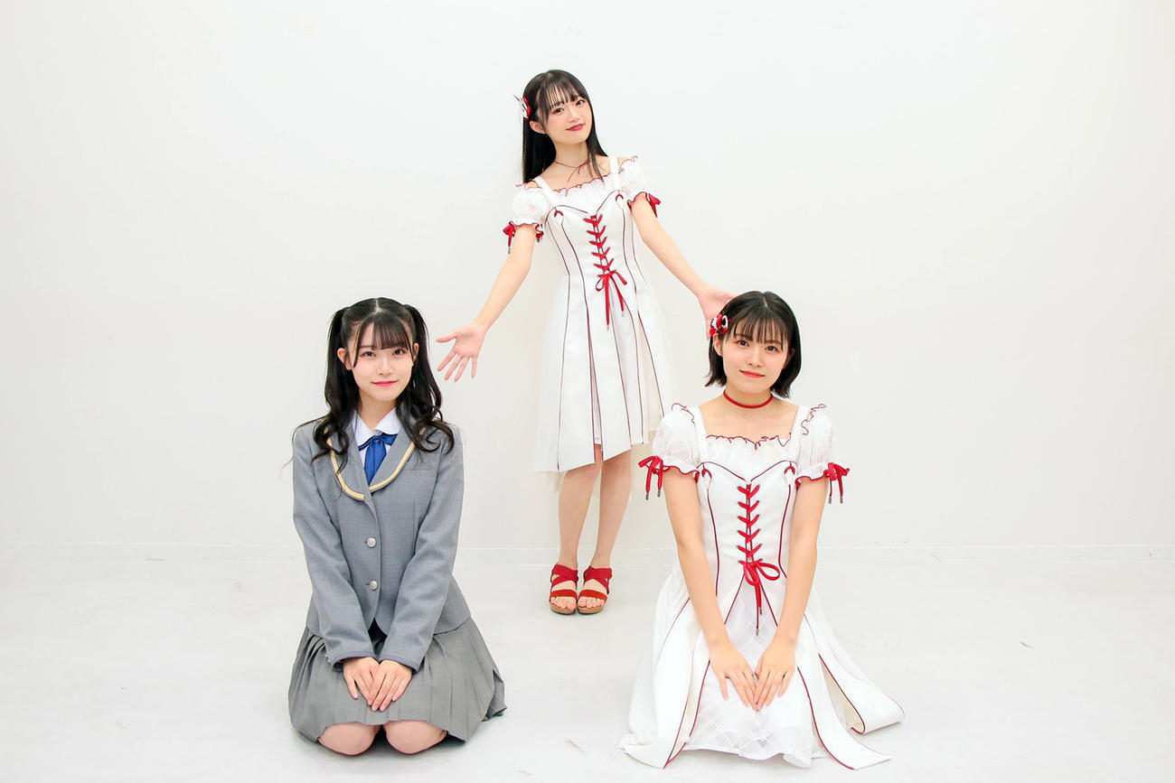 中井りか（中央）を慕う小越春花（左）と安藤千伽奈（c）Flora