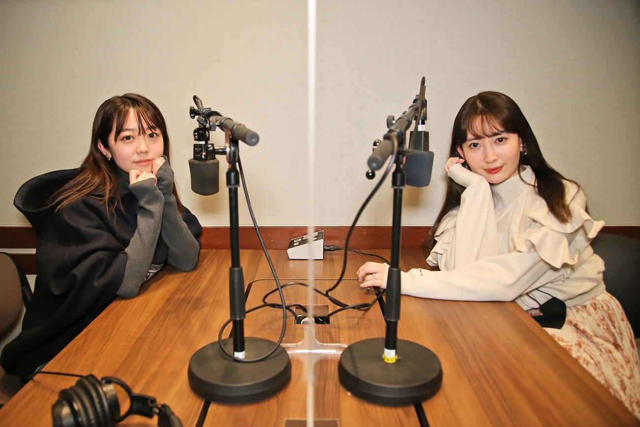 峯岸みなみ（左）がパーソナリティーを務めるTOKYO FM「峯岸みなみのやっぱり今日も褒められたい」にゲスト出演した小嶋陽菜